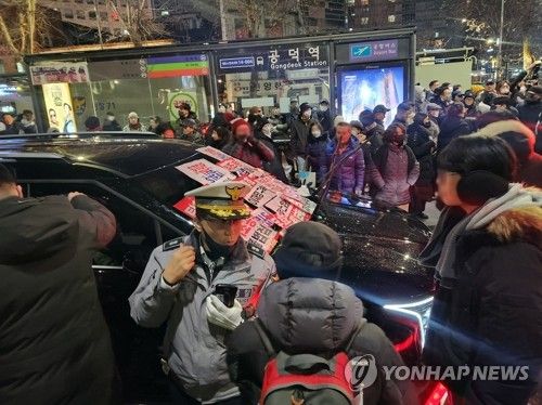공수처 추정 차량 포위한 윤 대통령 지지자들