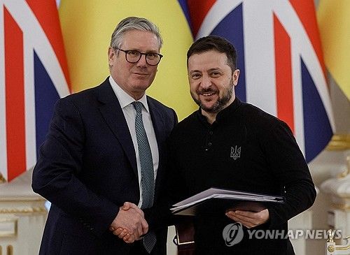 악수하는 영국-우크라이나 정상
