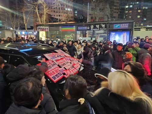 공수처 추정 차량 포위한 윤 대통령 지지자