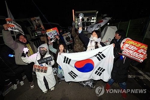 윤석열 대통령 구속 소식에 기뻐하는 시민들