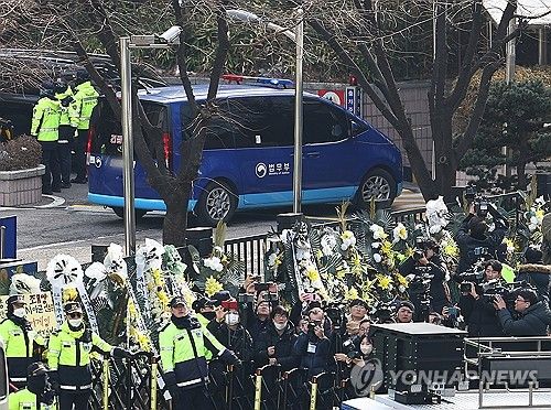 서부지법 도착한 윤 대통령 차량