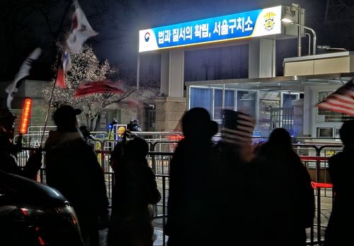 서울구치소 앞에 모인 윤석열 대통령 지지자들