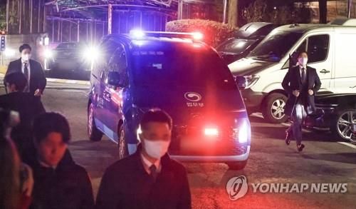 영장심사 마치고 서울구치소 향하는 윤 대통령 호송차량