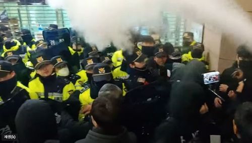 경찰관에 소화기 난사하는 지지자들