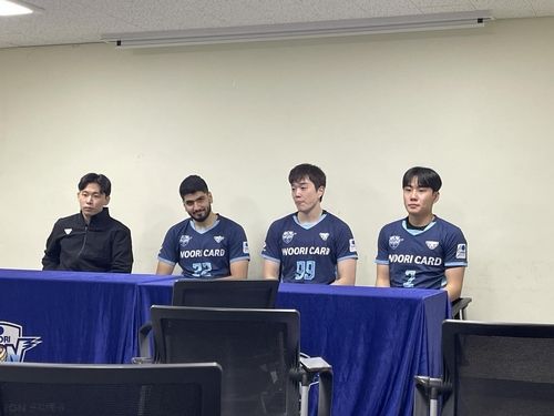 우리카드 알리 하그파라스트, 김지한, 한태준(왼쪽 2번째부터)