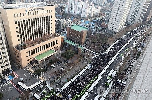 서부지법 앞으로 모인 윤 대통령 지지자들