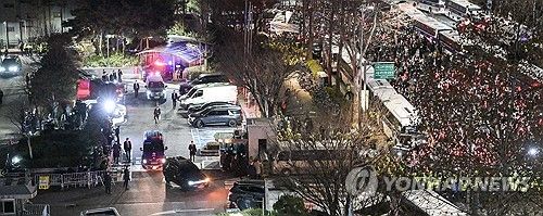 법원 나서는 윤 대통령 차량행렬