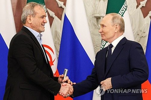 블라디미르 푸틴 러시아 대통령과 마수드 페제시키안 이란 대통령 [타스=연합뉴스]