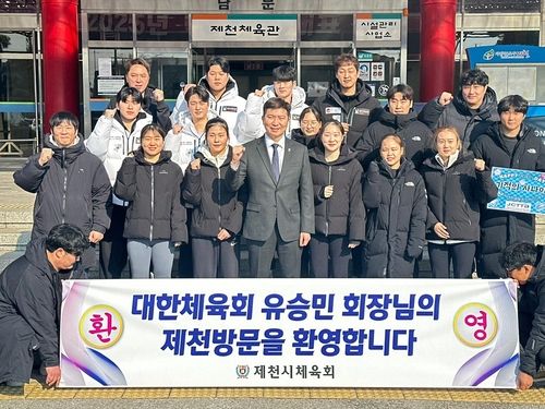 탁구 국가대표 선발전이 열린 제천체육관을 찾은 유승민 체육회장 당선인(중앙)