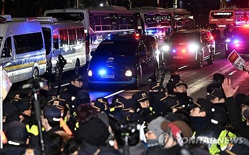 영장심사 마치고 서울구치소로 향하는 윤 대통령 차량 행렬