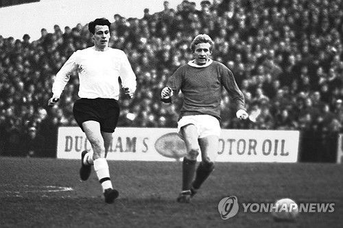 맨유 데니스 로(오른쪽)가 1966년 1월 풀럼과 경기하던 모습.
