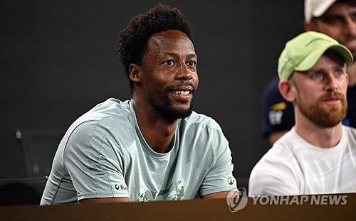 스비톨리나 경기를 관전하는 몽피스(왼쪽)