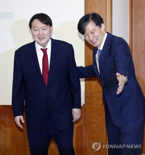 윤석열 신임 검찰총장 안내하는 조국 민정수석