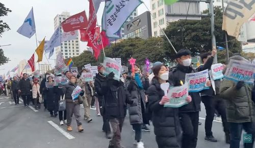 거리 행진하는 탄핵 찬성 집회 참가자