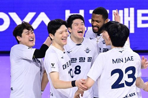 승리 후 기뻐하는 대한항공 선수들