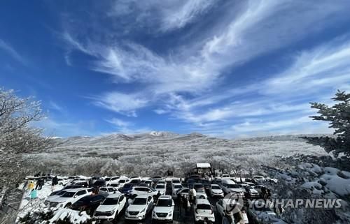 가득들어찬 한라산 1100고지 휴게소 주차장 