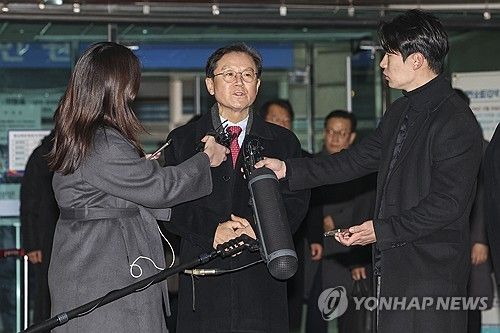 취재진 질문 답하는 윤갑근 변호사