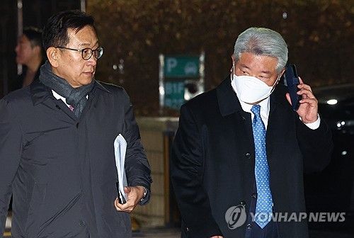 영장심사 마치고 법원 나서는 윤대통령 측 변호인들