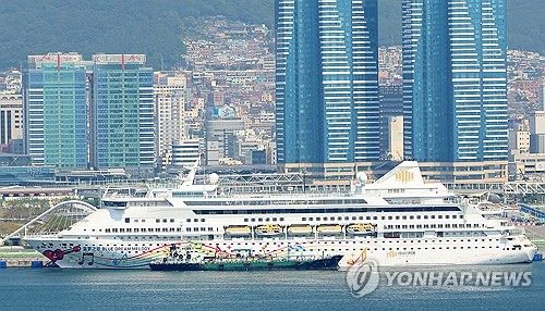 지난해 6월 부산항 찾은 상하이발 크루즈선