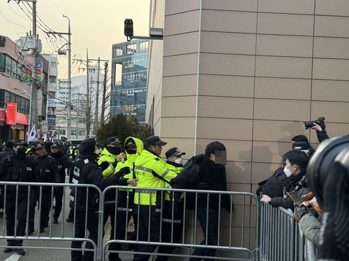 서부지법 침입해 체포되는 남성