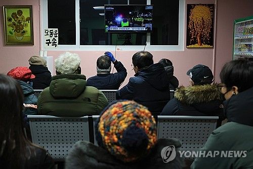 윤 대통령 구속 관련 보도 보는 대통령 지지자들