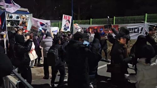 윤 대통령 구속 소식을 듣고 춤을 추며 기뻐하는 반대 집회 참가자들