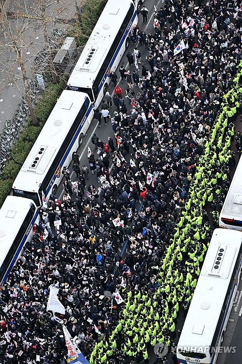 서부지법 앞 윤 대통령 지지자 집회