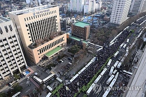 서부지법 앞으로 모인 윤 대통령 지지자들