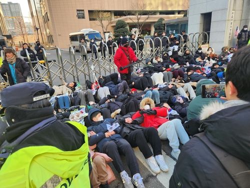 서울서부지법 정문 앞에서 스크럼 짜고 누운 윤석열 대통령 지지자들