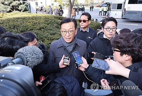 서부지법 도착한 석동현 변호사