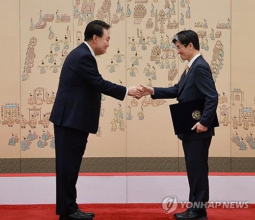 윤석열 대통령, 오동운 공수처장 임명장 수여