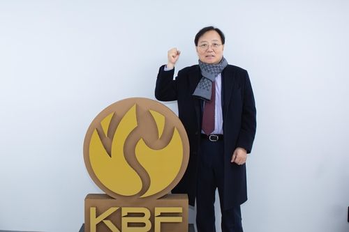 대한당구연맹 구조물 앞에서 포즈를 취한 김기홍 후보