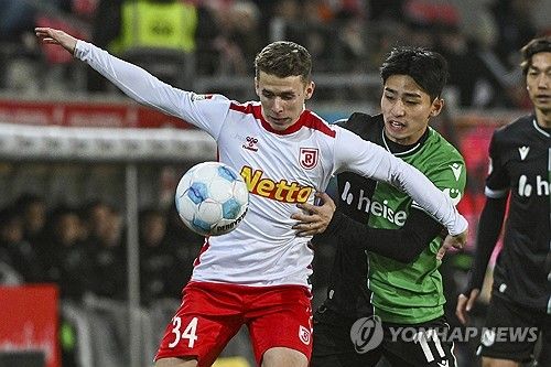 안레겐스르부트와 경기에서 경합하는 하노버 이현주(11번)