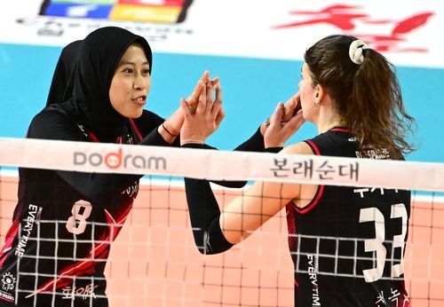 득점 후 하이파이브하는 정관장의 메가(왼쪽)와 부키리치.