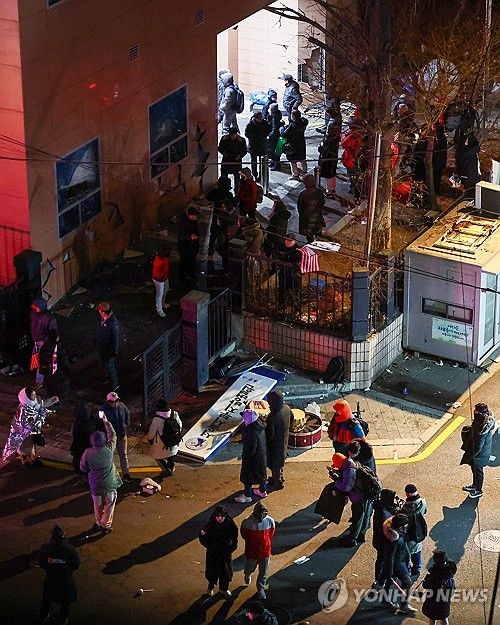 윤 대통령 구속...지지자들 서부지법 침입해 난동