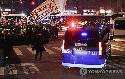 영장심사 마치고 서울구치소 향하는 윤 대통령 호송차량