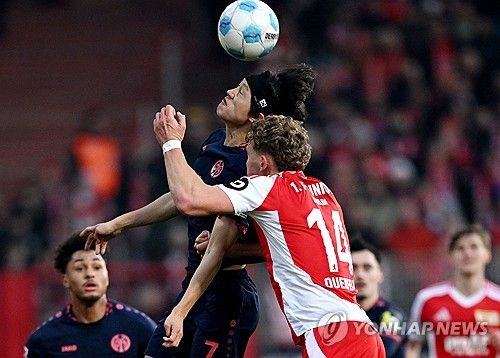 공중볼 경합하는 이재성