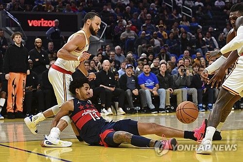 스테픈 커리와 넘어진 조던 풀