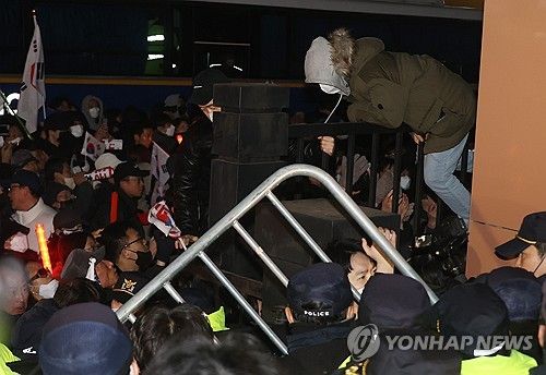 서부지법 담장 넘는 지지자들