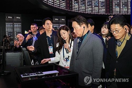 CES SK 전시관 찾은 최태원 회장