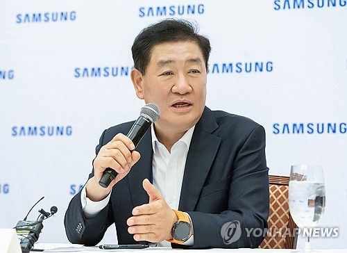 질문에 답하는 한종희 삼성전자 대표이사 부회장