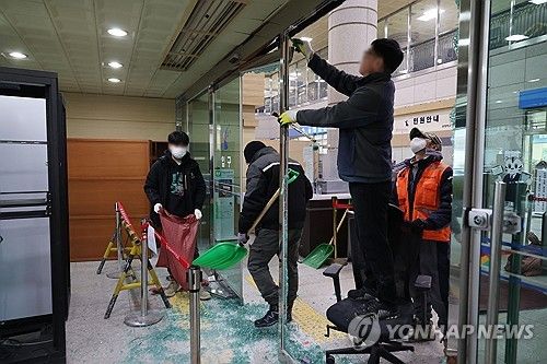 윤 대통령 지지자들 난입으로 파손된 서부지법