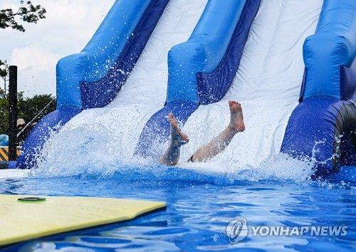 더위 날리는 워터슬라이드