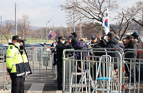 서울구치소 앞 윤석열 대통령 지지자들