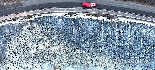 북적이는 빙판 위