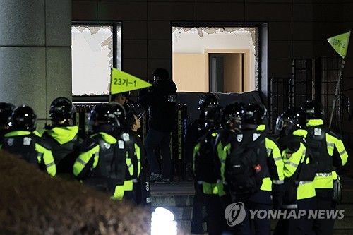 윤 대통령 지지 시위대 난입으로 창 파손된 서부지법