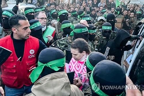 풀려나는 인질들