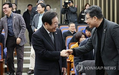 비상의원총회 입장하는 이재명 대표