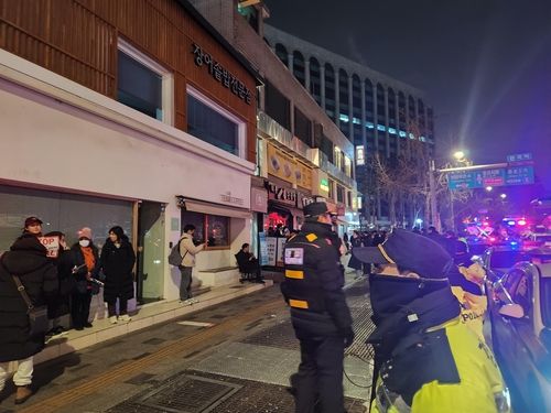 헌법재판소에서 안국역 2번 출구로 이동해 집회 중인 윤석열 대통령 지지자들