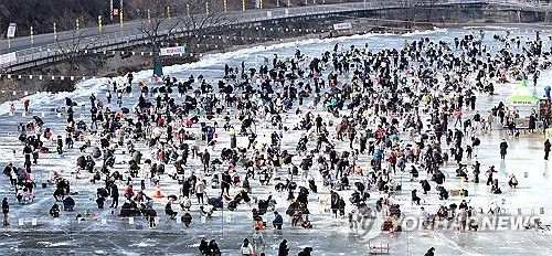 북적이는 빙판 위